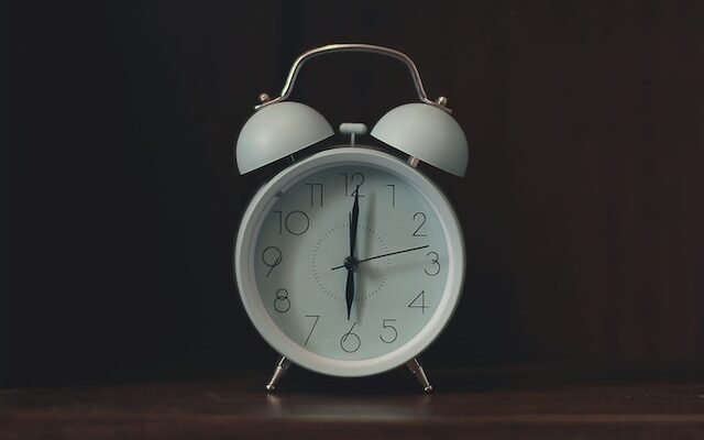 alarm clock signalling morning at 6am